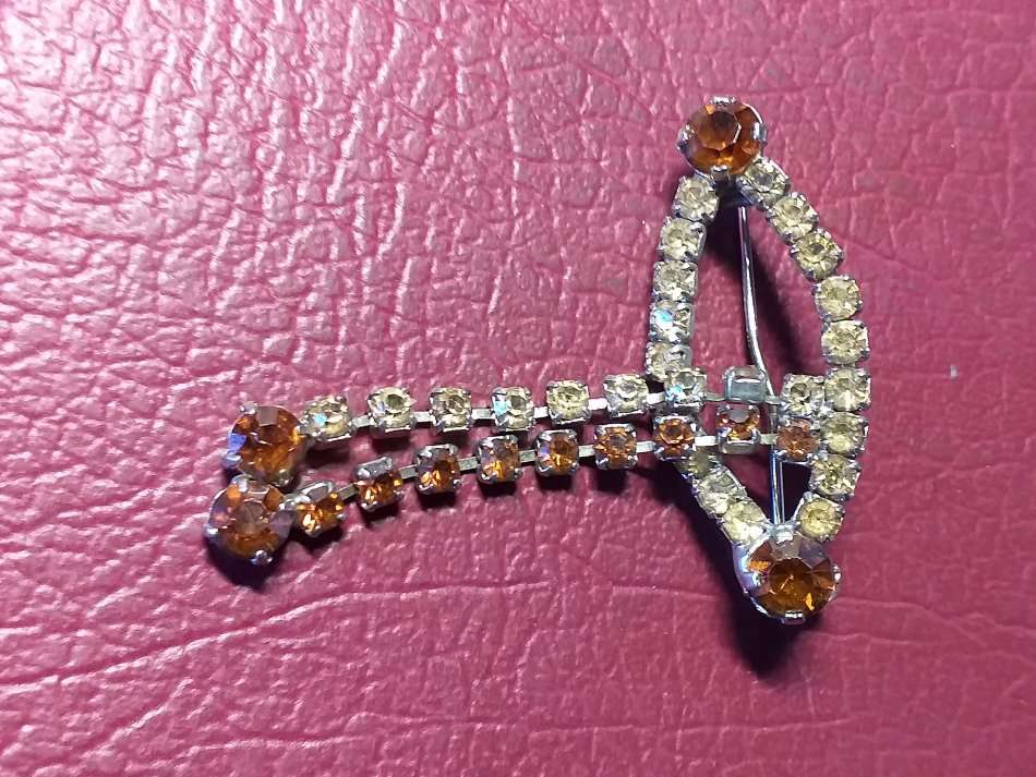 LOVELY VINTAGE BROOCH  IN VERY GOOD CONDITION