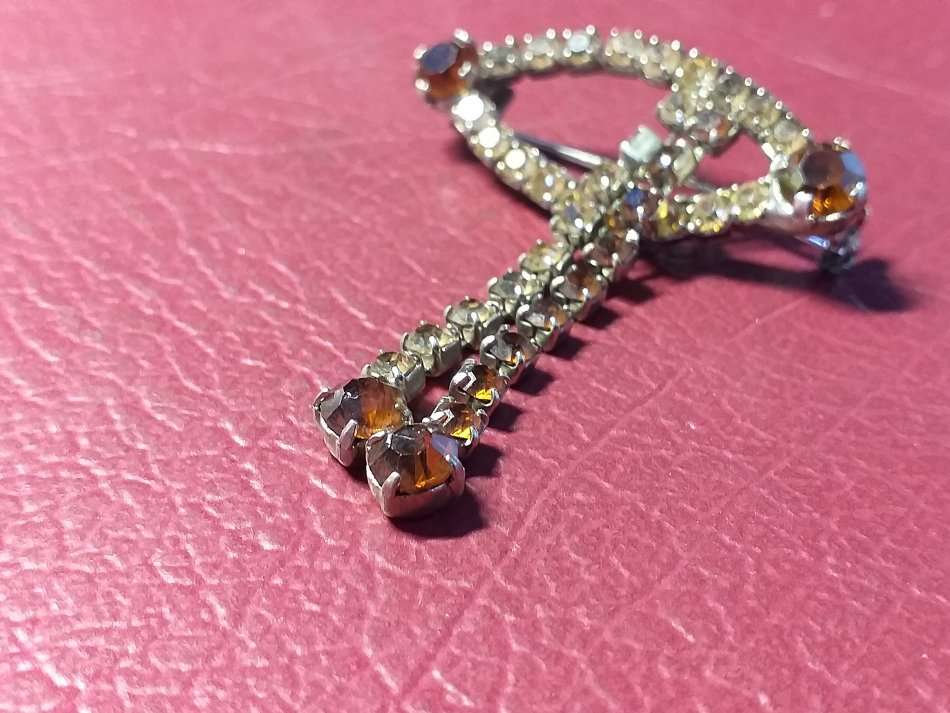 LOVELY VINTAGE BROOCH  IN VERY GOOD CONDITION