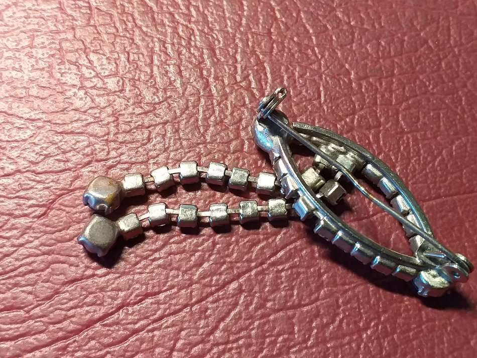 LOVELY VINTAGE BROOCH  IN VERY GOOD CONDITION