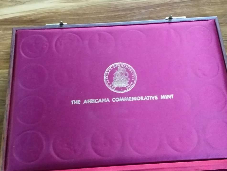 EMPTY BOX FOR THE 50 ANNIVERSARY WILDLIFE MEDALLION SET