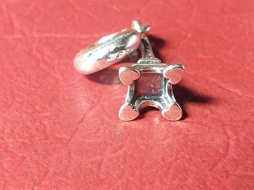LOVELY GENUINE SOLID STERLING SILVER PANDORA CHARM IN EXCELLENT CONDITION - EIFFEL TOWER - [3 g]