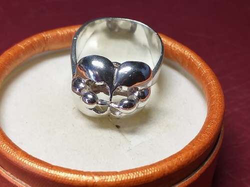 LOVELY GENUINE SOLID STERLING SILVER RING IN VERY GOOD CONDITION - [8 gram]