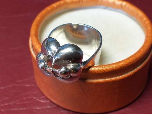 LOVELY GENUINE SOLID STERLING SILVER RING IN VERY GOOD CONDITION - [8 gram]