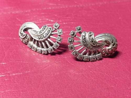 LOVELY GENUINE SOLID STERLING SILVER VINTAGE EARRINGS WITH MARCASITE - ONE STONE MISSING - 7,7 gram