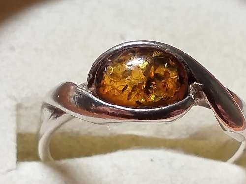 LOVELY GENUINE SOLID STERLING SILVER RING WITH POSSIBLE AMBER STONE IN VERY GOOD CONDITION