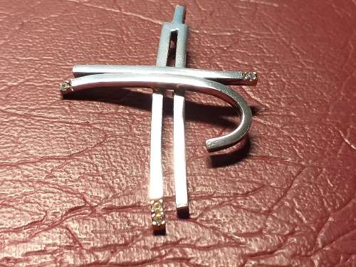 LOVELY GENUINE SOLID STERLING SILVER PENDANT IN EXCELLENT CONDITION - [Length 25 mm x 6 gram]