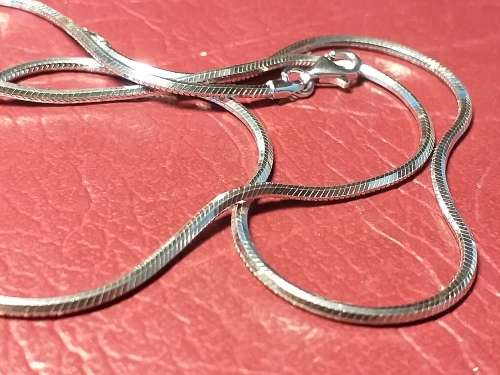 LOVELY GENUINE SOLID STERLING SILVER SNAKE NECKLACE WITH LOBSTER CLASP IN VERY GOOD CONDITION -[8,2]