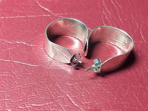LOVELY GENUINE SOLID STERLING SILVER EARRINGS IN GOOD CONDITION - [5 g]