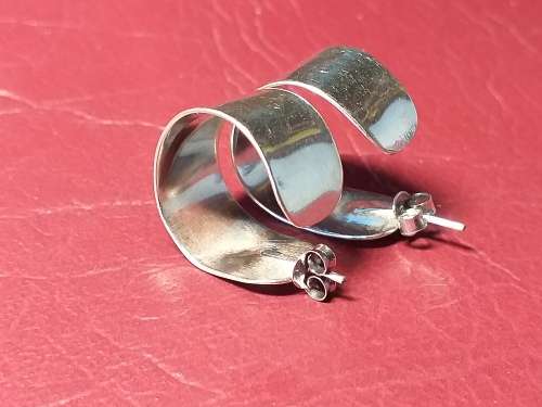 LOVELY GENUINE SOLID STERLING SILVER EARRINGS IN GOOD CONDITION - [5 g]