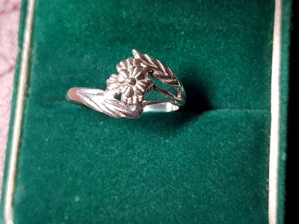 LOVELY GENUINE SOLID STERLING SILVER RING IN GOOD CONDITION - [1,5 g]