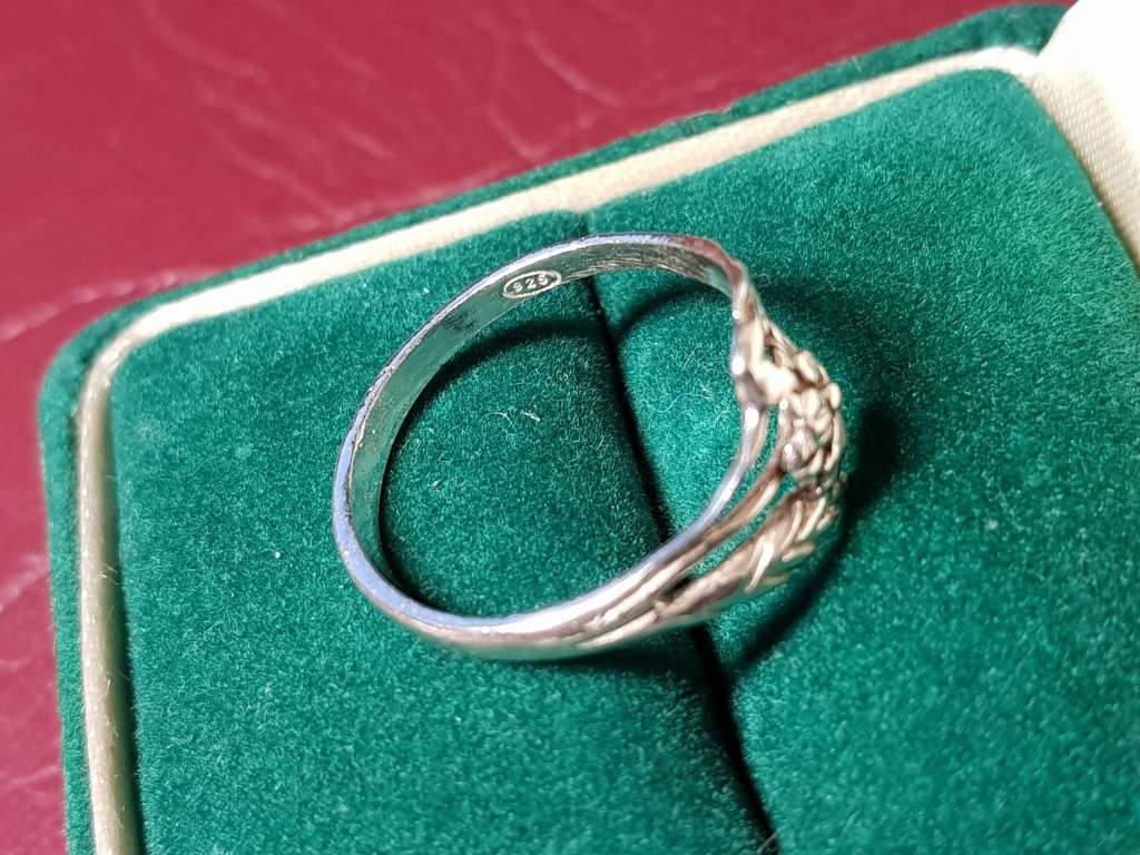 LOVELY GENUINE SOLID STERLING SILVER RING IN GOOD CONDITION - [1,5 g]