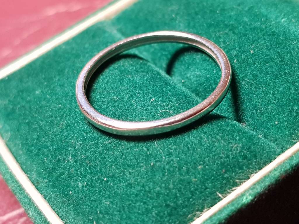 LOVELY GENUINE SOLID STERLING SILVER RING IN VERY GOOD CONDITION - [1 g]