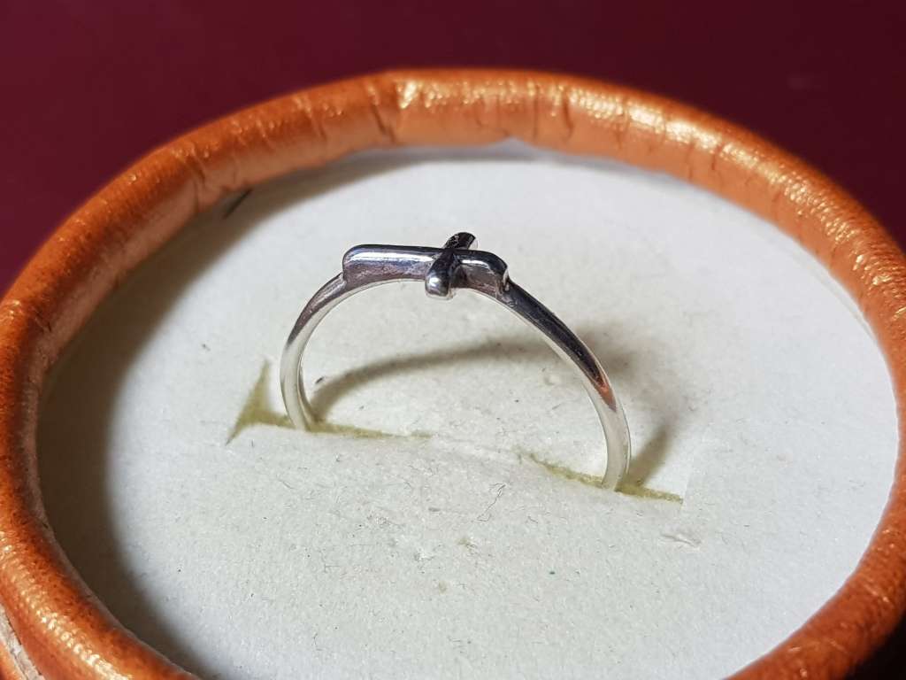 LOVELY GENUINE SOLID STERLING SILVER RING IN VERY GOOD CONDITION - [0,95 g]