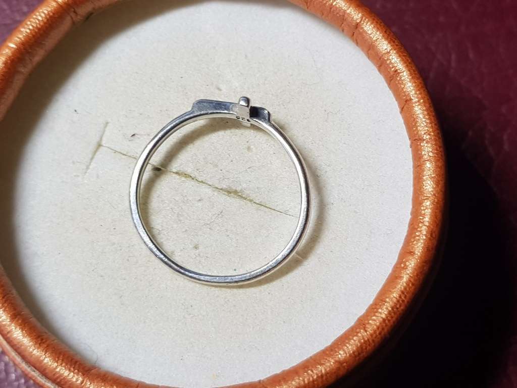 LOVELY GENUINE SOLID STERLING SILVER RING IN VERY GOOD CONDITION - [0,95 g]