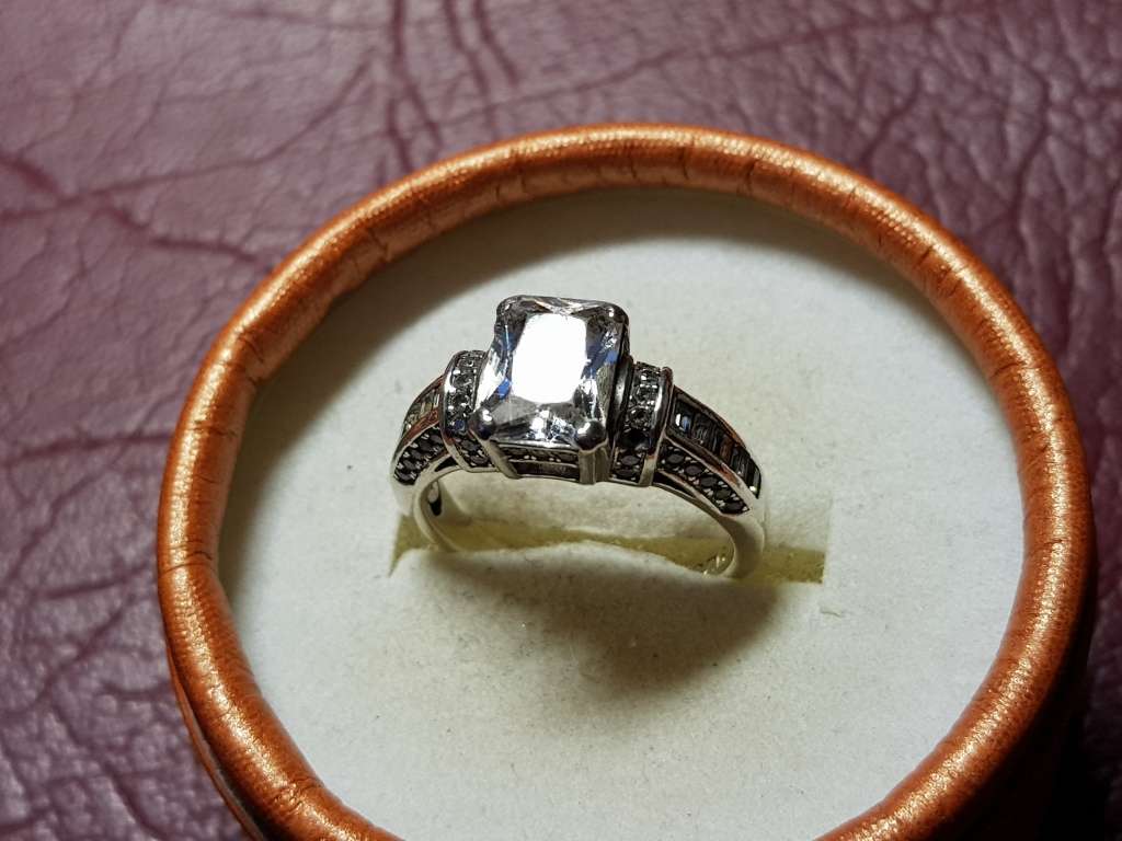 LOVELY GENUINE SOLID STERLING SILVER RING IN VERY GOOD CONDITION - [4,4 g]