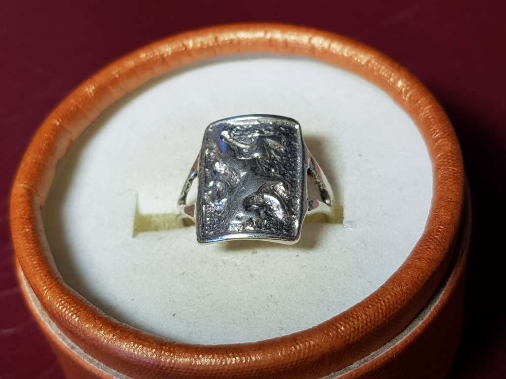 LOVELY GENUINE SOLID STERLING SILVER RING IN GOOD CONDITION - [3,3]