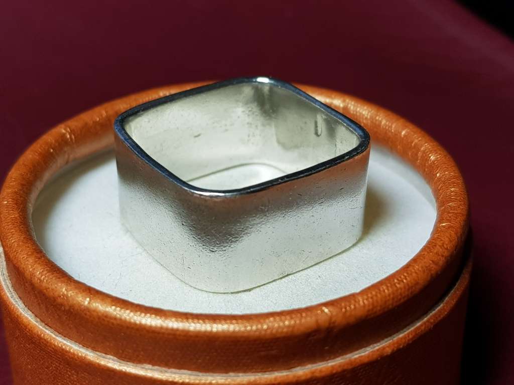 Lovely Large Heavy Solid Sterling Silver Ring In Excellent Condition - [13 g]