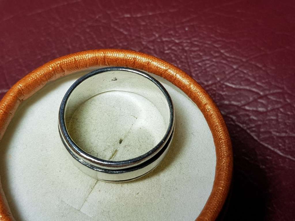 Lovely Large Solid Sterling Silver Ring In Excellent Condition - [9 g]