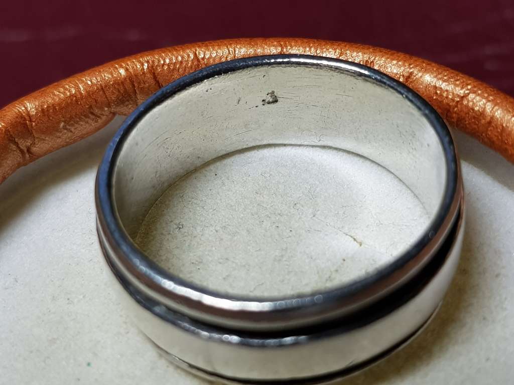 Lovely Large Solid Sterling Silver Ring In Excellent Condition - [9 g]