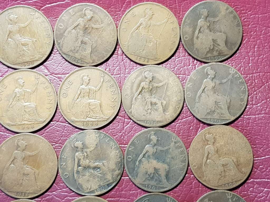 A Lot Of 24 British Pennies - [Bid per coin to take all]