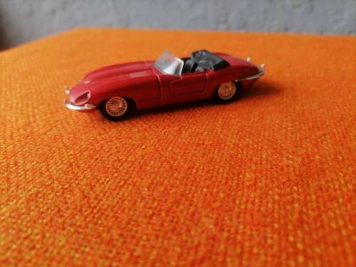 Corgi toys JAGUAR E TYPE DIECAST MODEL IN GOOD CONDITION, PLEASE READ DESCRIPTION