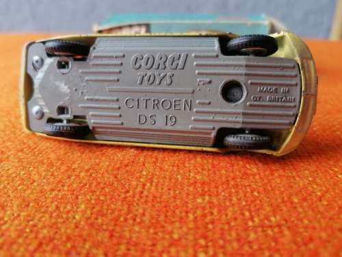 CORGI TOYS CITROËN DS19 WITH BOX IN GOOD OVERALL CONDITION