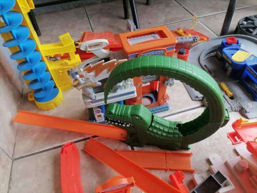 HOT WHEELS AND MATCHBOX TRACKS AND GARAGES (BID TO TAKE ALL