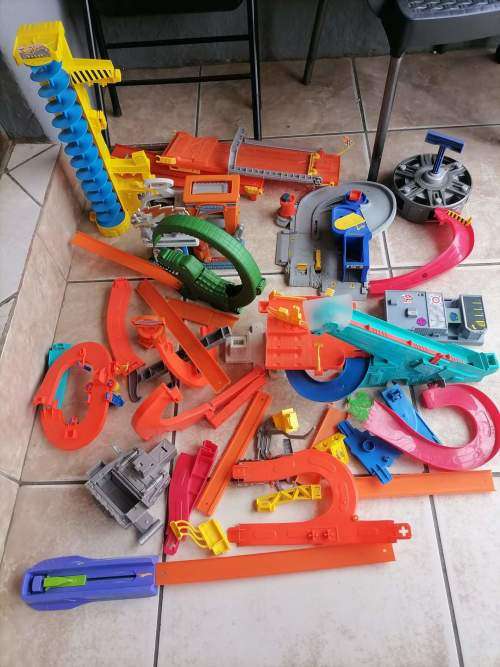 HOT WHEELS AND MATCHBOX TRACKS AND GARAGES (BID TO TAKE ALL