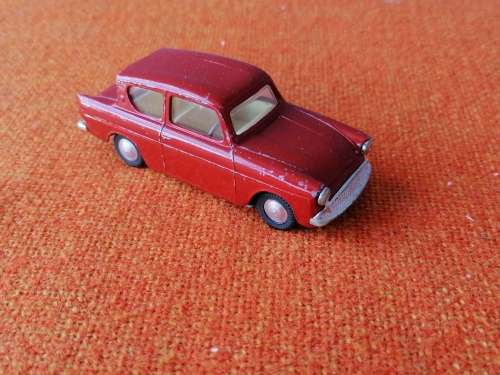 SPOT ON FORD ANGLIA DIECAST MODEL