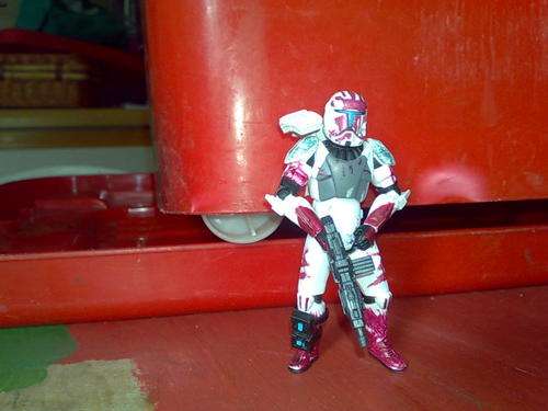 loose red clone commando with backpack and rifle