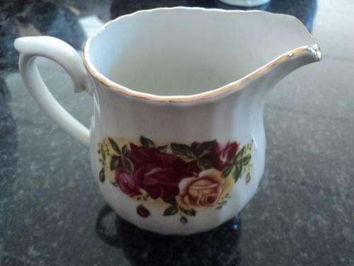 STUNNING ENGLISH ROSE ELEGANT CHINA MILK JUG !!!!