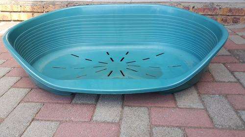 AN EXTRA LARGE STRONG DARK GREEN PLASTIC DOG BED!!!!