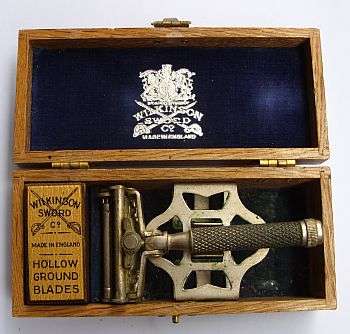 A VINTAGE WILKINSON SWORD RAZOR IN ORIGINAL BOX