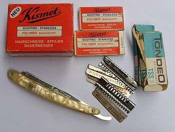 A VINTAGE TUCKMAR GERMAN BARBERS HAIR RAZOR WITH LOTS OF BLADES