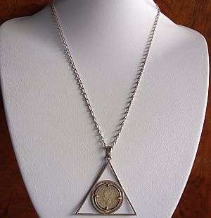 A VINTAGE STERLING SILVER NECKLACE AND PENDANT SET WITH A RHODESIAN TICKEY