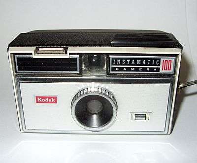A VINTAGE KODAK INSTAMATIC 100 CAMERA IN ORIGINAL CASE