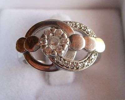 AN ELEGANT STERLING SILVER RING WITH CHARMING DESIGN AND FACETED CZ STONES