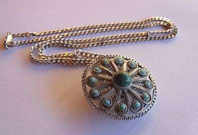 A MIND BLOWING STERLING SILVER NECKLACE WITH A VINTAGE GEM SET PENDANT / BROOCH