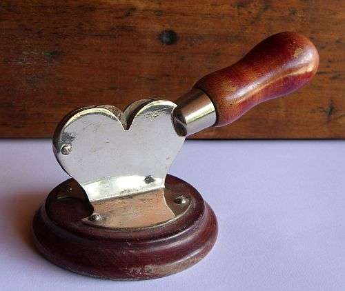 A VERY VINTAGE HAND HELD KNIFE SHARPENER