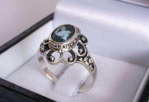 A MARVELOUS STERLING SILVER RING SET WITH A BEAUTIFUL FACETED BLUE STONE !!!