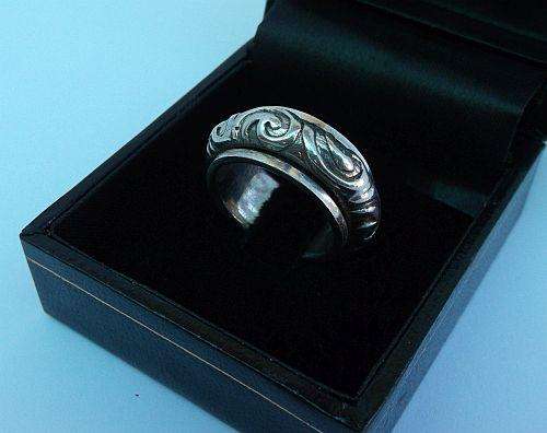 SJOE !!! AN EXTREMELY SOLID BEAUTIFULLY DESIGNED STERLING SILVER SPINNING RING ....GORGEOUS !!!