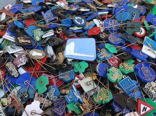 300 PIECES !!!! A MASSIVE COLLECTION OF 300 VINTAGE STICKPINS ...BID IS PER PIN....100 MINIMUM !!!