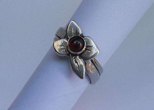 A MAGNIFICENT STERLING SILVER DESIGNER MADE RING WITH CABOCHON GARNET AND GOLD RIM....OH BABY !!!