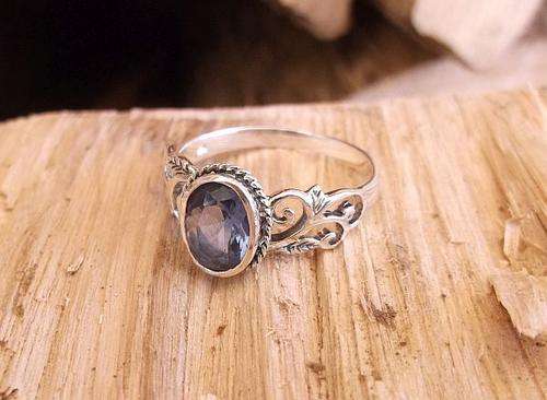 A SPLENDIDLY STYLED STERLING SILVER RING SET WITH AN EYE CATCHING FACETED BLUE STONE ...SWEET !!!