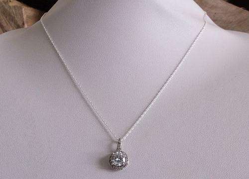 A LOVELY BRAND NEW STERLING SILVER NECKLACE WITH A CZ SET STERLING SILVER PENDANT ...DIVINE !!!