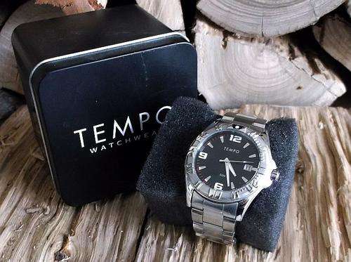 AWESOME GENTLEMAN S WATCH BY TEMPO AMERICAN SWISS GOOD AS NEW .WOW