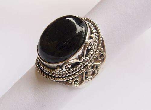 A STUPENDOUS HEAVY BULKY STERLING SILVER RING SET WITH A CABOCHON ONYX OR CHALCEDONY !!!! MUST HAVE
