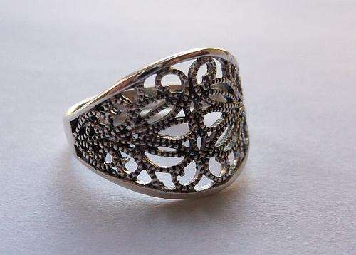 A STUNNING & STYLISH SOLID STERLING SILVER RING WITH FILIGREE STYLE DETAIL ....