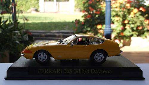 1:43 FERRARI 365 GTB/4 DAYTONA DIE CAST MODEL ON STAND ...AWESOME DETAILS