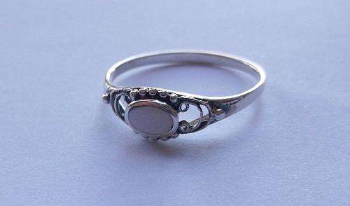 A DAINTY AND CLASSY STERLING SILVER RING WITH A MOTHER OF PEARL COLORED INSET ....SWEET